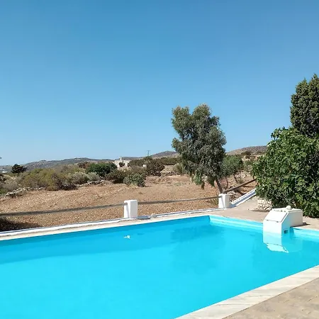 Villa Cheerful 2 Bedroom With Pool.